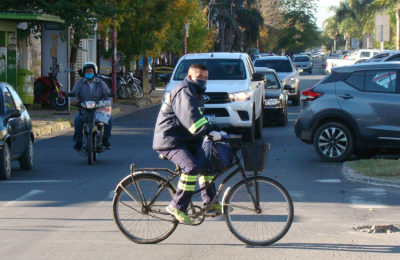 Una ciudad con mucha gente en las calles a pesar de las medidas de seguridad