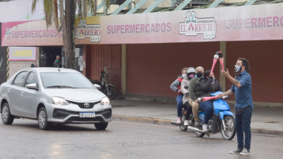 Mucha gente en las calles a pesar del frio y la llovizna