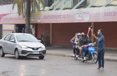 Mucha gente en las calles a pesar del frio y la llovizna