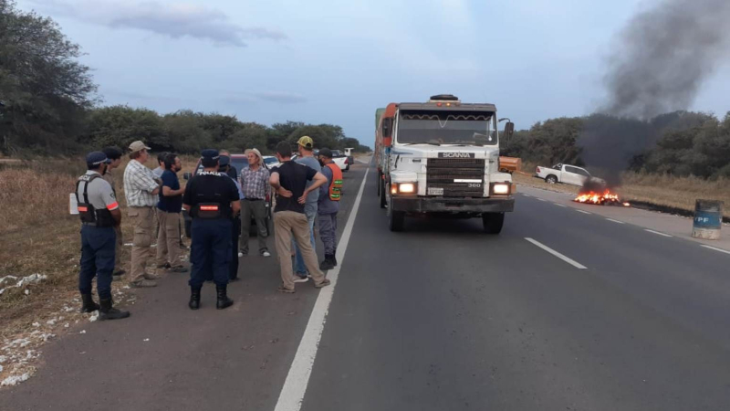 Camioneros y productores exigen a la provincia solucionar el conflicto con Santiago del Estero