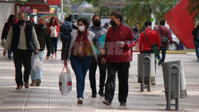 El cronograma de pagos movilizó a la ciudad en el inicio del receso invernal