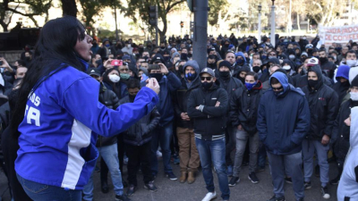 Con incidentes y detenidos, UTA llevó su asamblea a la Municipalidad y aseguró que no cederá "un centavo"
