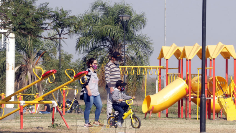 Familias tomaron un poco de aire en las plazas tras el inicio de la fase 2