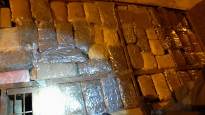 Hallan marihuana y cocaína en falso piso de un camión