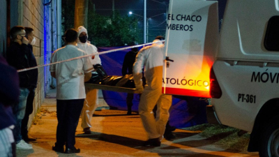 Acribillaron de 5 tiros a un joven en la vereda de un supermercado