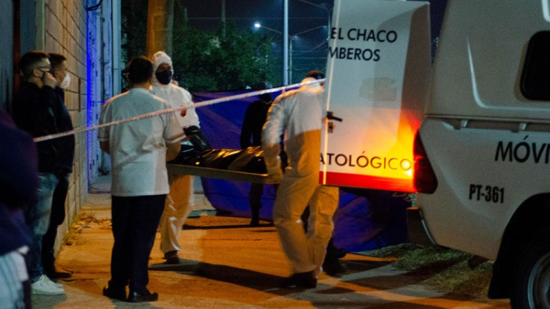 Acribillaron de 5 tiros a un joven en la vereda de un supermercado