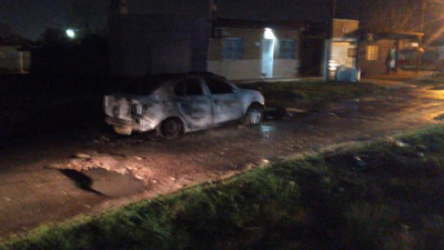 La Plata: aparece un cuerpo en el baúl de un auto incendiado