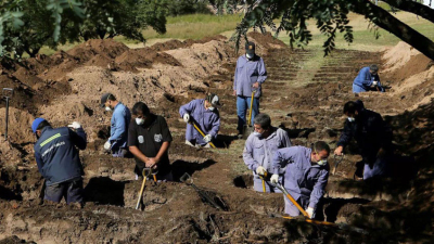 "Antibarbijos" fueron condenados a cavar tumbas para víctimas del covid 19 en Indonesia