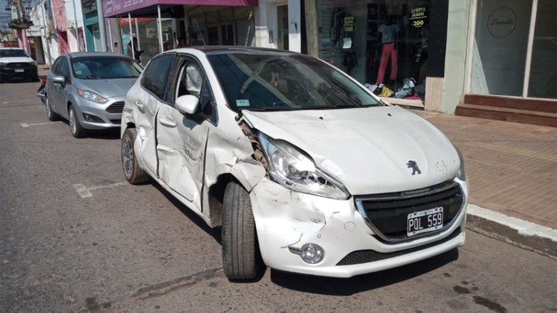 Chocó el auto de una mujer y luego le disparó 28 veces a su local comercial