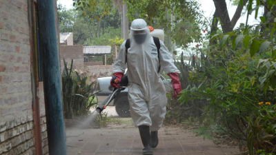 Desinfectan espacios públicos en Barranqueras contra el Covid-19