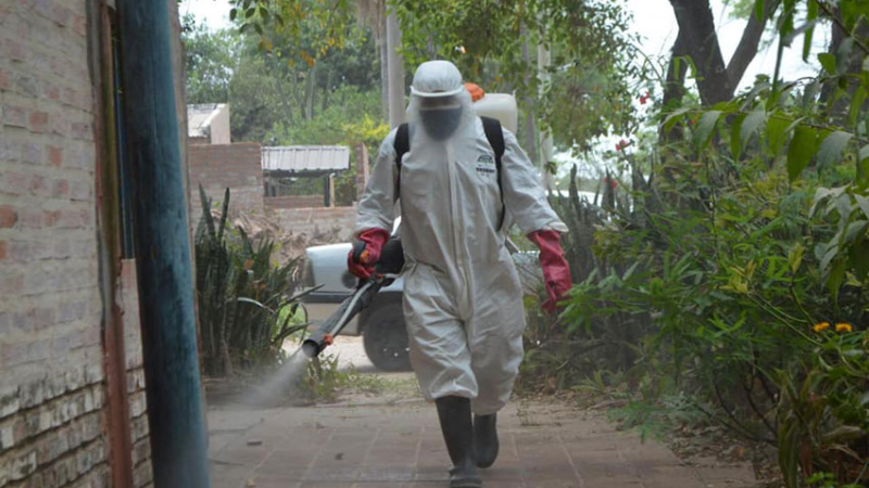 Desinfectan espacios públicos en Barranqueras contra el Covid-19
