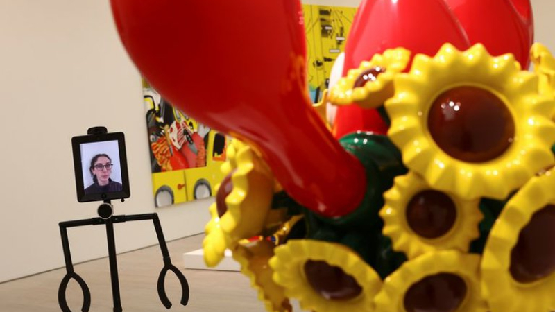 Robots realizan un recorrido privado de importante exhibición de arte pop                