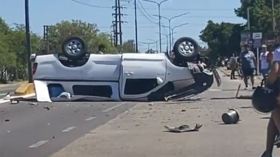 Heridos leves tras choque y espectacular vuelco en avenida Sabín