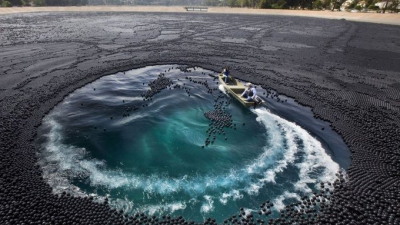 ¿Qué hacen 96 millones de esferas negras flotando en un lago?