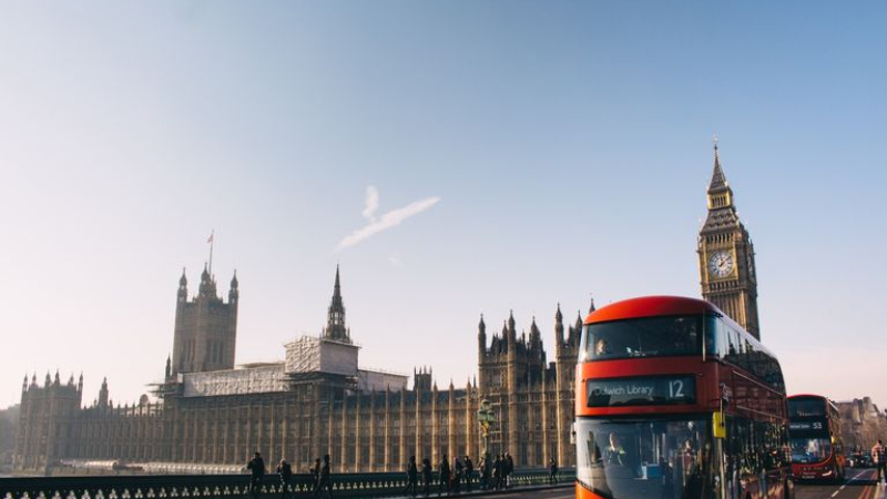 El Reino Unido prohibe automóviles de gasolina y diesel para 2030