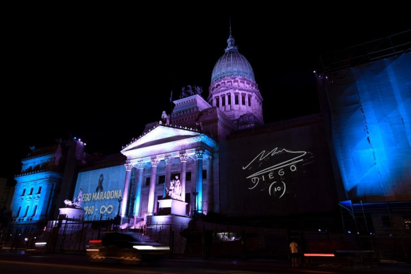 El Congreso nacional se iluminó en homenaje a Maradona