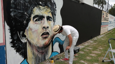 Maradona, presente en un mural de avenida 33 en Sáenz Peña