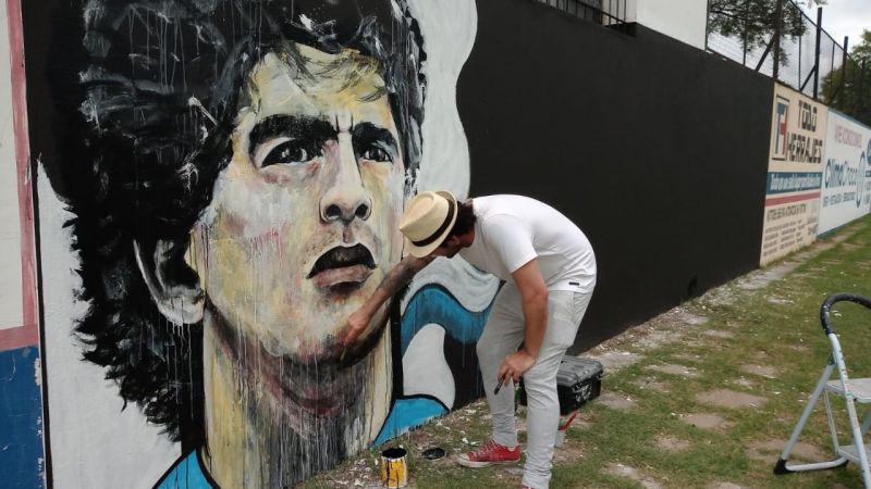 Maradona, presente en un mural de avenida 33 en Sáenz Peña