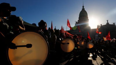Manifestaciones a favor y en contra del derecho al aborto a las afueras del Congreso