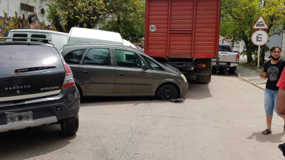 Camión fuera de control chocó a seis vehículos y agredieron un inspector de tránsito