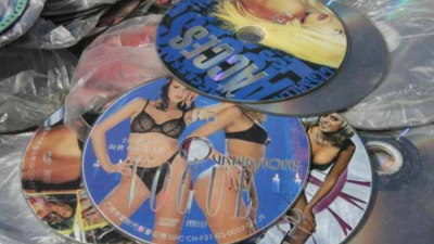 Denuncia a sus padres por destruir su millonaria colección de pornografía