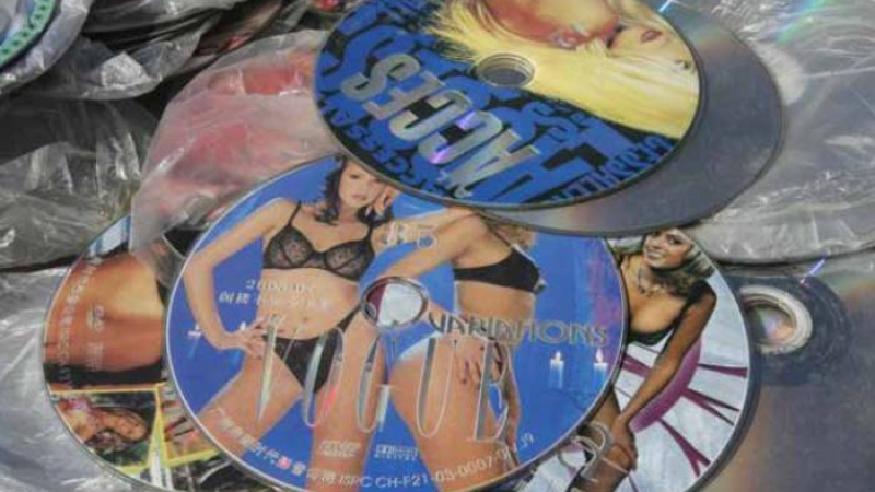 Denuncia a sus padres por destruir su millonaria colección de pornografía