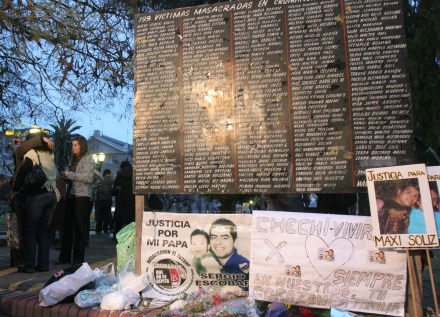 Mural con los nombres de todas las víctimas de Cromañon, frente a Tribunales..jpg