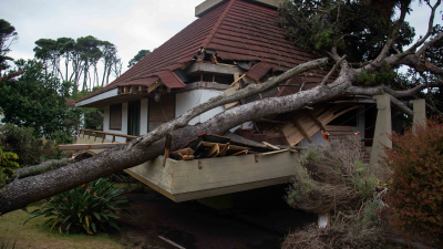 Una tromba azotó Pinamar y dejó tres heridos y casas destrozadas
