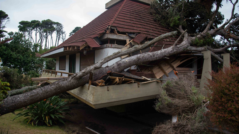 Una tromba azotó Pinamar y dejó tres heridos y casas destrozadas