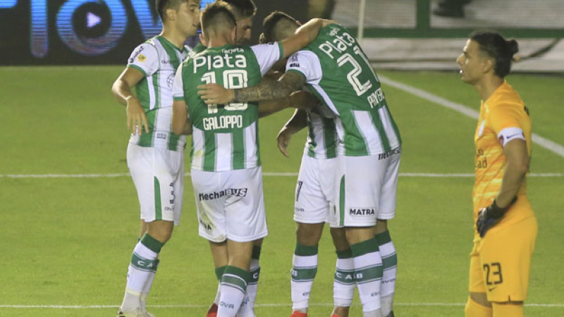 Banfield liquidó a San Lorenzo a puro gol y se metió en la gran final