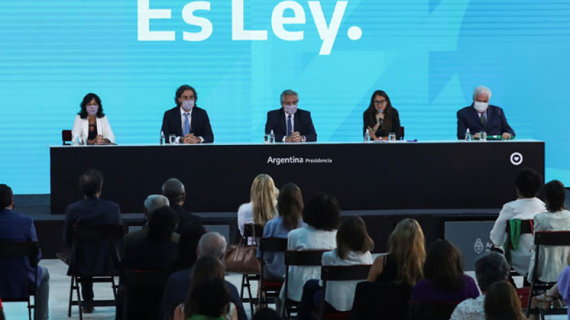 El presidente promulgó la Ley de Interrupción Voluntaria del Embarazo