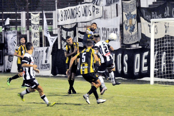 Rodrigo Lechner yendo de arriba. El arquero Lencina fue importante para que Madryn sostenga el cero ante For Ever.