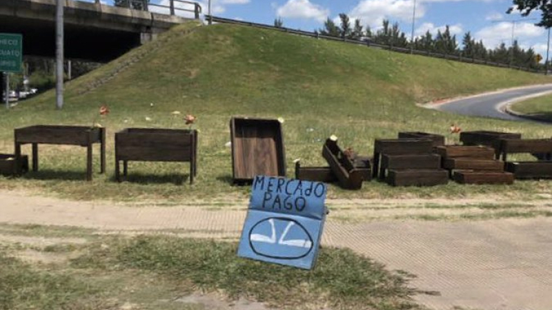 Dibujó un cartel de Mercado Pago para su emprendimiento y la foto llegó hasta el dueño de la billetera virtual