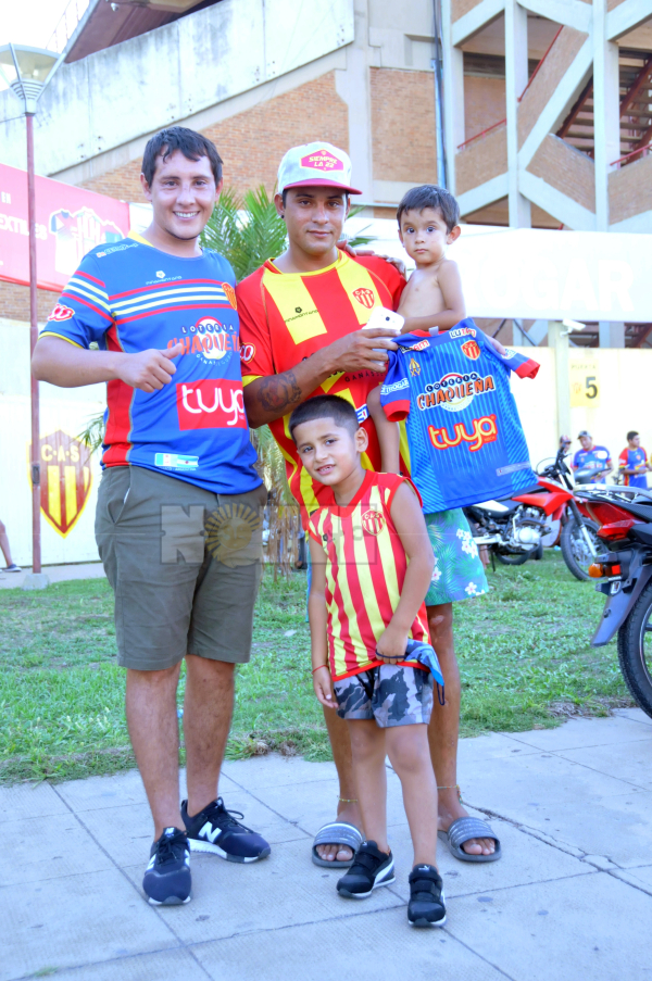 Familias e hinchas se acercaron el Centenario para brindar su apoyo al "Decano". Fotos: Jorge "Punky" Flores.