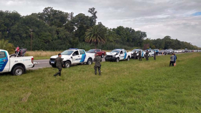 Un choque en cadena entre patrulleros en pleno recambio turístico causó furor en las redes