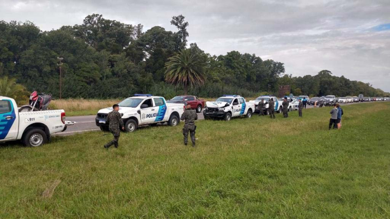 Un choque en cadena entre patrulleros en pleno recambio turístico causó furor en las redes