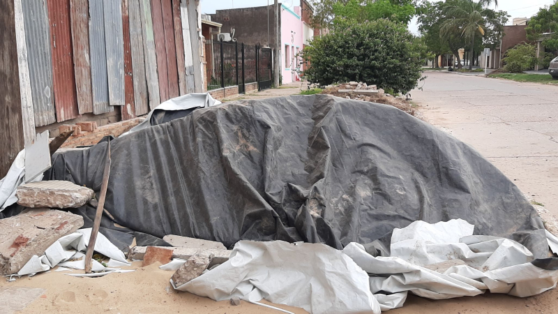 Charata: basura en cunetas y materiales de construcción sobre veredas y calles