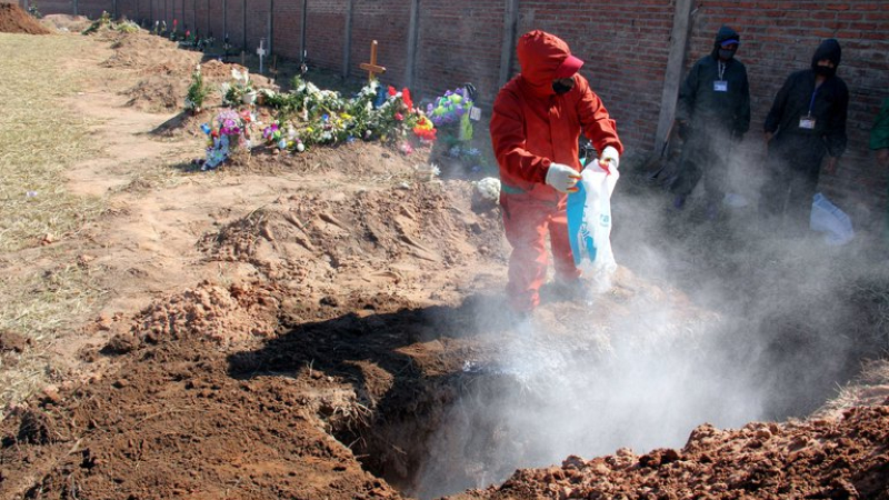 Los cementerios y las funerarias de Bolivia colapsaron por el aumento de muertes por COVID-19