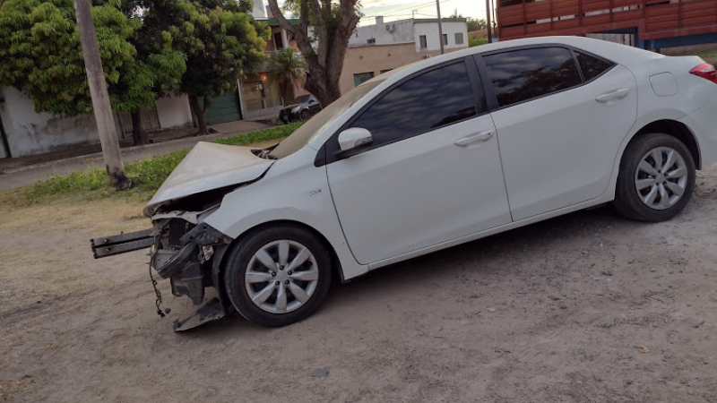 Resistencia: iban más de siete en un auto y chocaron un árbol