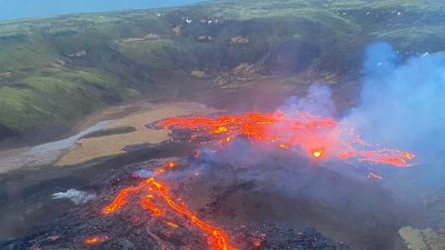 Un río de lava roja fluye en Islandia tras la erupción de un volcán por primera vez en 800 años 