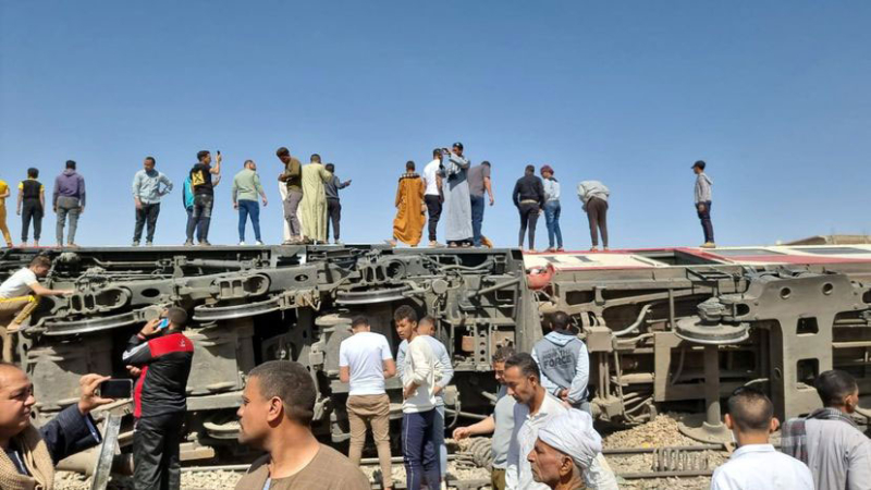 Catástrofe en Egipto: chocaron dos trenes y murieron al menos 32 personas