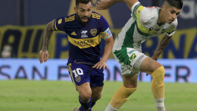 Gesto: Carlos Tevez regaló su camiseta a un excombatiente de Malvinas