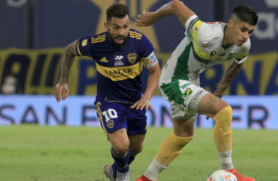 Gesto: Carlos Tevez regaló su camiseta a un excombatiente de Malvinas