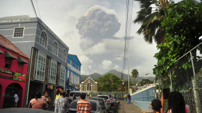 San Vicente: calles cubiertas de ceniza y un volcán rugiendo