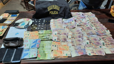Villa Don Santiago: incautaron cocaína, dinero, un auto y dos motos
