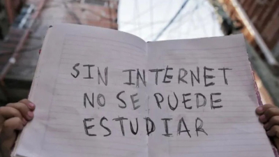 Barrios populares: las familias usan datos móviles y un celular para sostener la educación a distancia