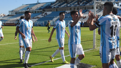 El Decano le metió cinco a Defensa y sueña