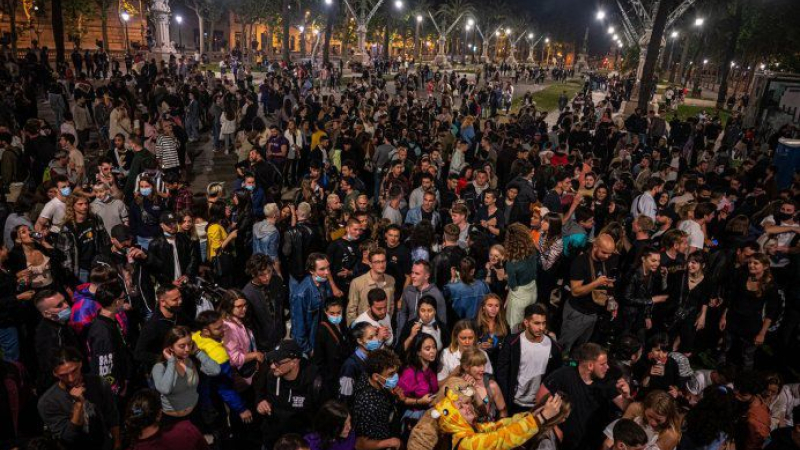 España levantó el estado de alarma y lo celebró con una fiesta sin distancia ni barbijo