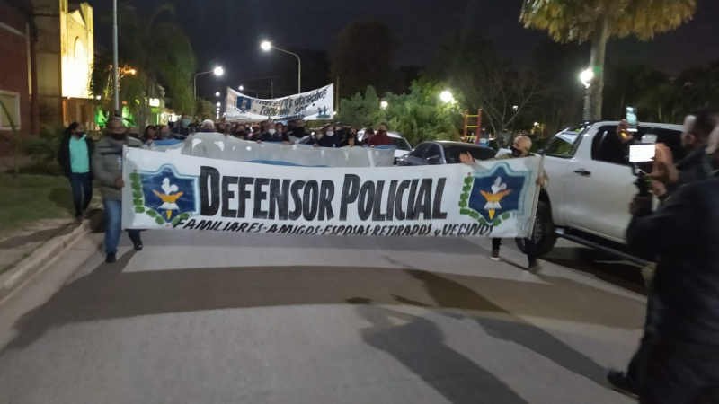 Masiva marcha a favor de la policía en General San Martín