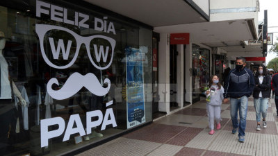 Día del Padre: intensa actividad en el microcentro en busca del regalo para papá